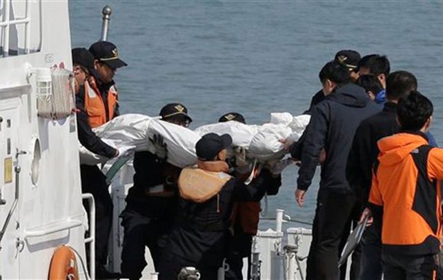 Una mejora de las condiciones marítimas permitió que se aceleraran las labores de rescate.
