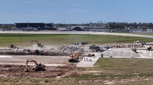 Aeropuerto de Rosario: finalizó la demolición de un sector y avanza la nueva pista