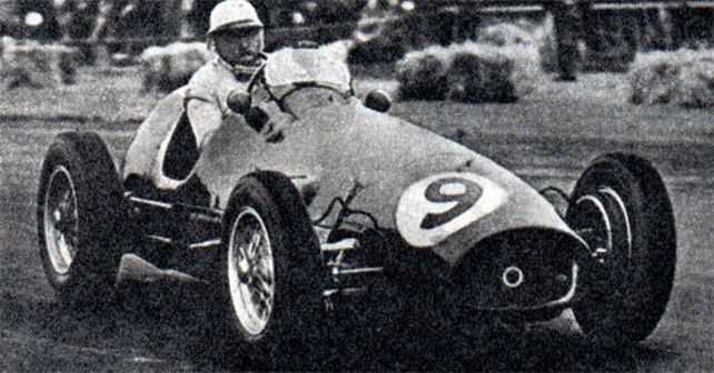 Froilán con la Ferrari número 9 con la que ganaría de nuevo en Silverstone, en 1954.