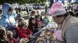 La Revolución de Mayo se celebra con una nueva edición de la Fiesta del Pastelito en el Parque Alem
