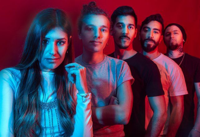 Mica Racciatti y Set eléctrico. La solista rosarina presenta junto a su banda el disco “Mil imperios”.