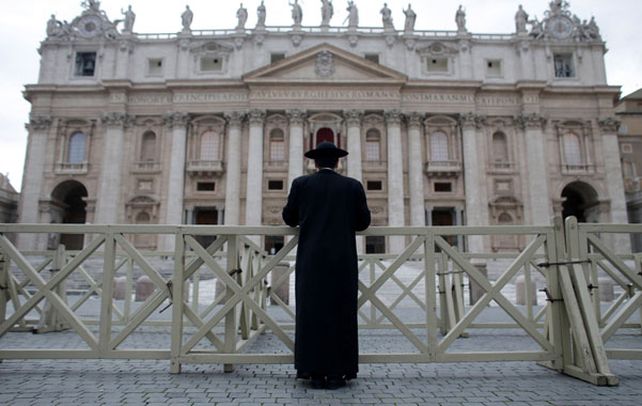Analistas del Vaticano dicen que el italiano Angelo Scola y el brasileño Odilo Scherer son los favoritos al cargo.