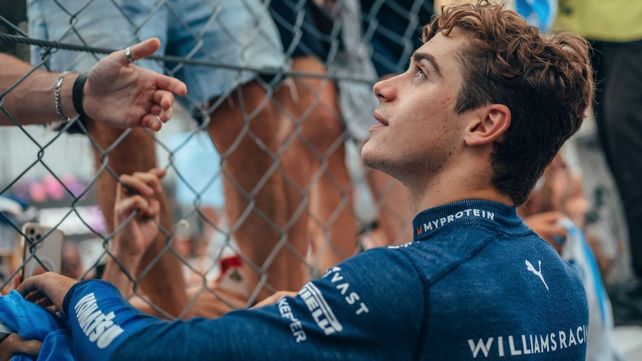 Franco Colapinto atendió a los nuevos fanáticos que armaron un carnaval en la recta principal de Monza. Gran debut en la Fórmula Uno.