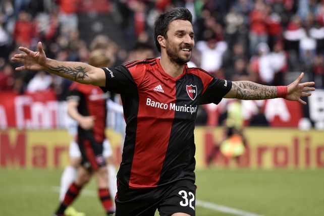 Scocco grita uno de los tantos goles que anot&oacute; en Newells.