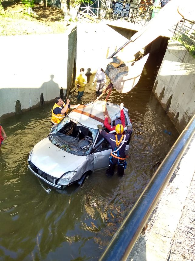 Las máquinas lograron sacar el auto de Fiorella Furlán del arroyo