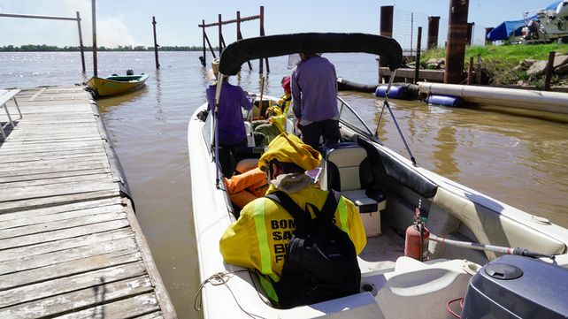 Brigadistas listos para navegar hacia las islas y encarar otra ardua jornada de trabajo contra el fuego.&nbsp;