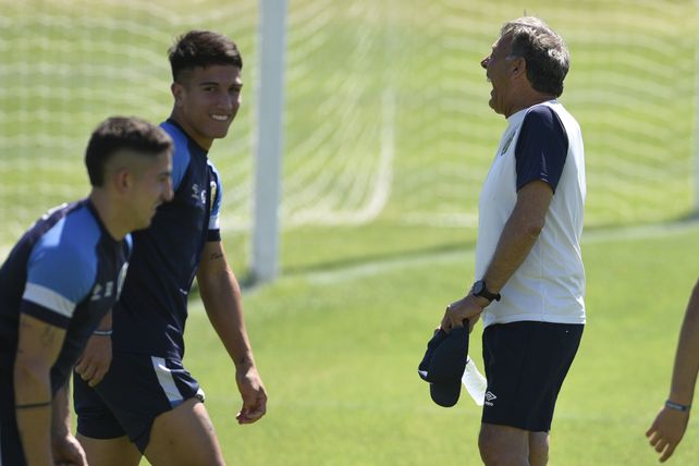 Kevin Ortiz vio el rato de fútbol junto a Russo. Primero hizo un trabajo especial con el preparador físico.