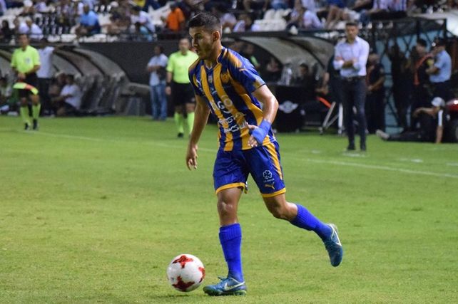 Blas Armoa es joven y puede jugar por ambas bandas.