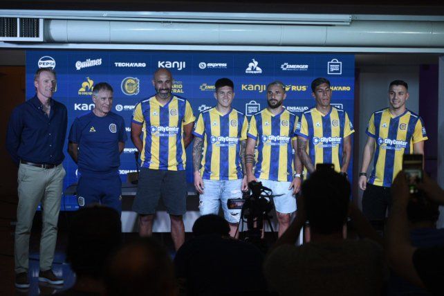 Unidos triunfaremos. Ariel Holan junto a los jugadores canallas se preparan para disputar el torneo Apertura.