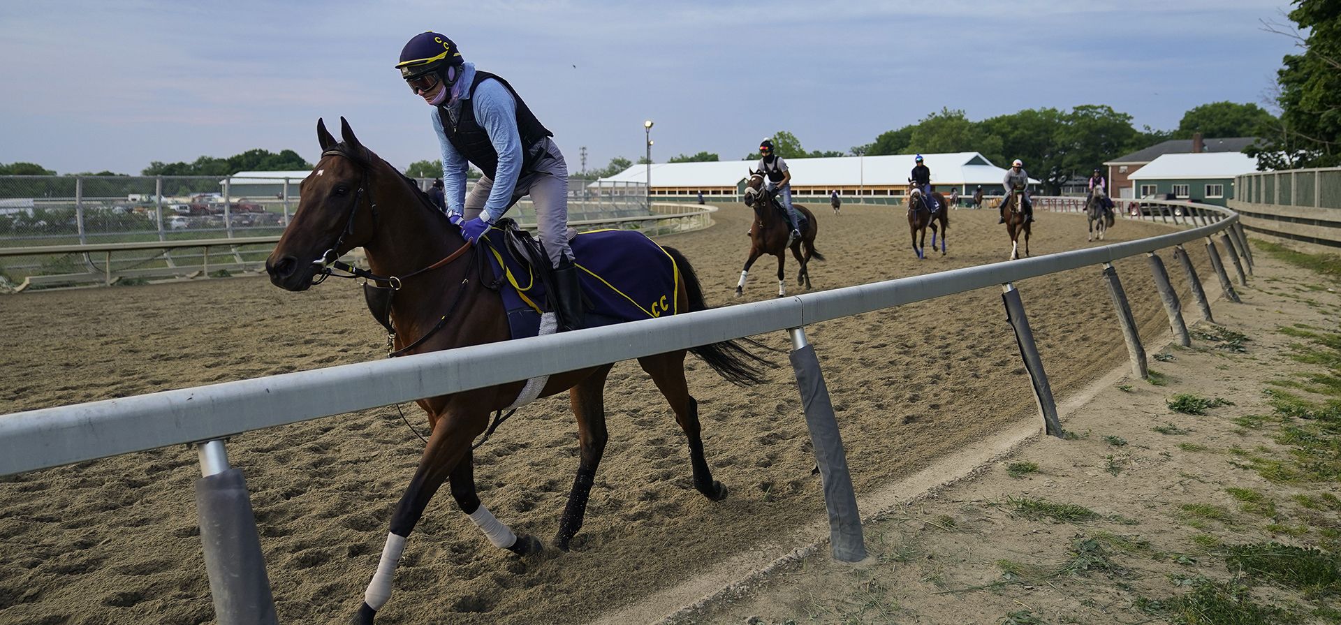 Los caballos comienzan sus entrenamientos matutinos al amanecer antes de la carrera de caballos Belmont Stakes, el viernes 9 de junio de 2023, en Belmont Park en Elmont, Nueva York (AP Photo/John Minchillo) Los caballos comienzan sus entrenamientos matutinos al amanecer antes de la carrera de caballos Belmont Stakes, el viernes 9 de junio de 2023, en Belmont Park en Elmont, Nueva York (AP Photo/John Minchillo)