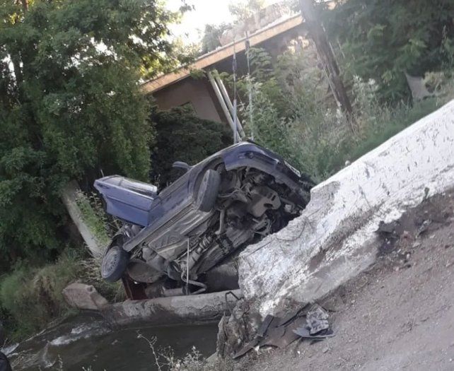 El VW Gol en el que viajaba la familia oriunda de Rosario cayó a un canal en San Rafael