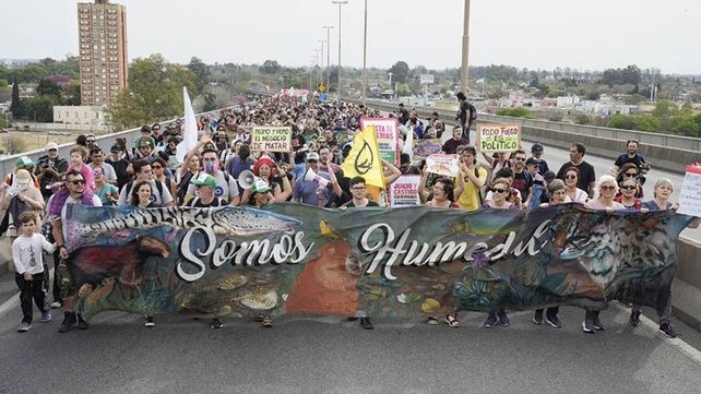 Tras la multitudinaria marcha por los humedales, se mantiene el corte en el puente Rosario-Victoria