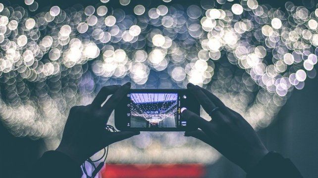 Médicos alertan sobre una enfermedad causada por los celulares