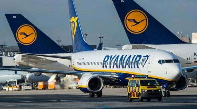 Llegó tarde a su avión y lo corrió por toda la pista: fue detenido