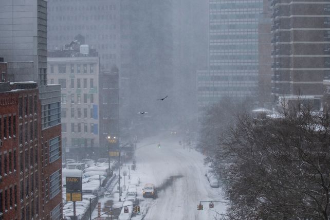 Miles de vuelos suspendidos por tormenta de nieve en Nueva York y otros 9 estados