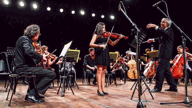 El maestro Fernando Ciraolo en una de las actividades de la Orquesta de Cámara con jóvenes talentos.