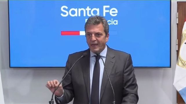 Apenas arribó a Santa Fe el ministro de Economía brindó una conferencia de prensa en el aeropuerto Sauce Viejo.&nbsp;