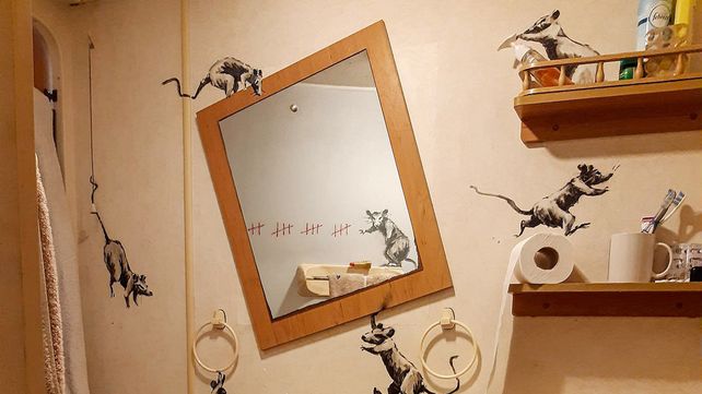 Banksy: de los grafitis callejeros a llenar de ratas el baño de su casa
