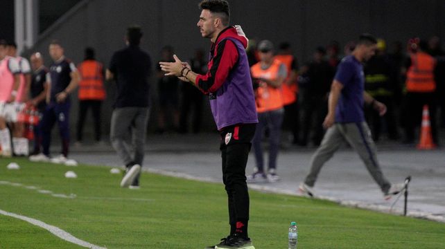 Mariano Soso aplaude. El técnico de Newells se fue satisfecho con el gran triunfo ante Talleres.