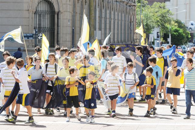 Padres de asistentes del Club Quillá se manifestaron frente a la Casa Gris
