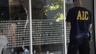 Analizan cámaras de seguridad para identificar a quienes atacaron el super del suegro de Messi