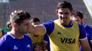 Santiago Cordero y Pablo Matera en el reconocimiento al campo de juego en el estadio Padre Martearena de Salta. El wing anunció que no seguirá en Los Pumas.