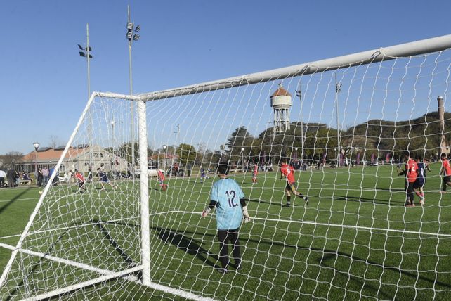 Nuevas obras. Así luce la nueva cancha con césped sintético de la Rosarina en el (ex batallón 121).