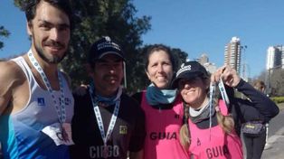 El atleta no vidente Hugo Acuña (centro), junto a los guías Uriel Mansilla, Nadia Baqueiro y Paola Malvestiti.