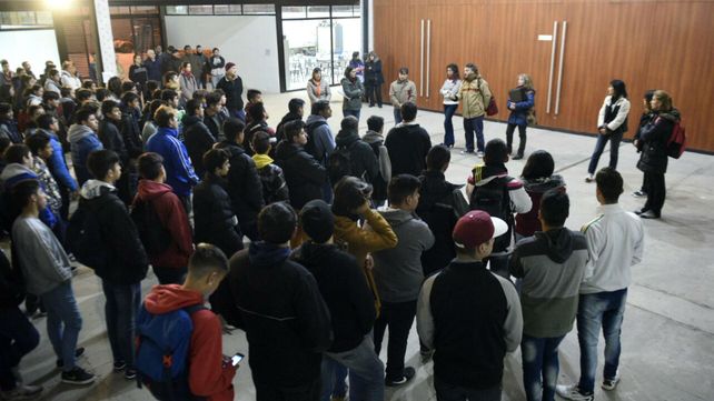 Asamblea y petitorio de docentes y alumnos de la Técnica 471 por seguridad y reclamos edilicios