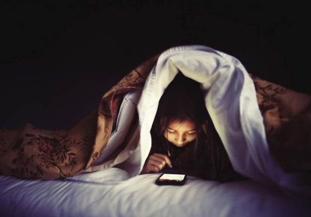 ¿Por qué deberías dejar de usar el teléfono en la cama?