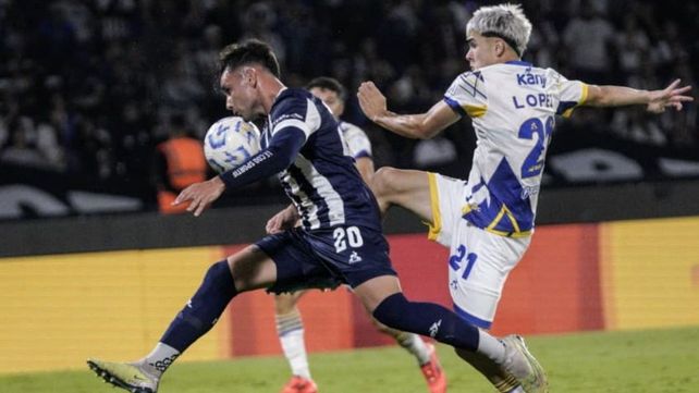 Santiago López intenta. El pibe entró por un intrascendente Jaminton Campaz en el complemento.