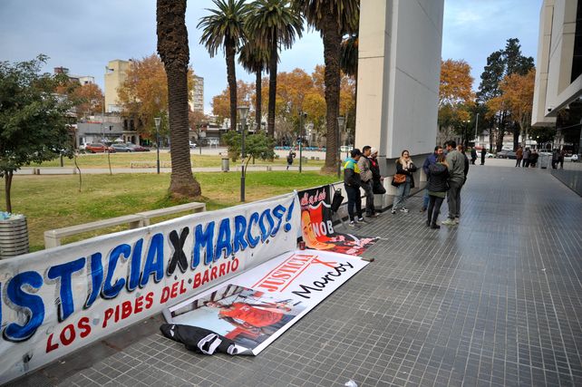 Familiares y amigos de Marcos Guenchul volvieron a manifestarse frente al Centro de Justicia Penal en el inicio del debate.