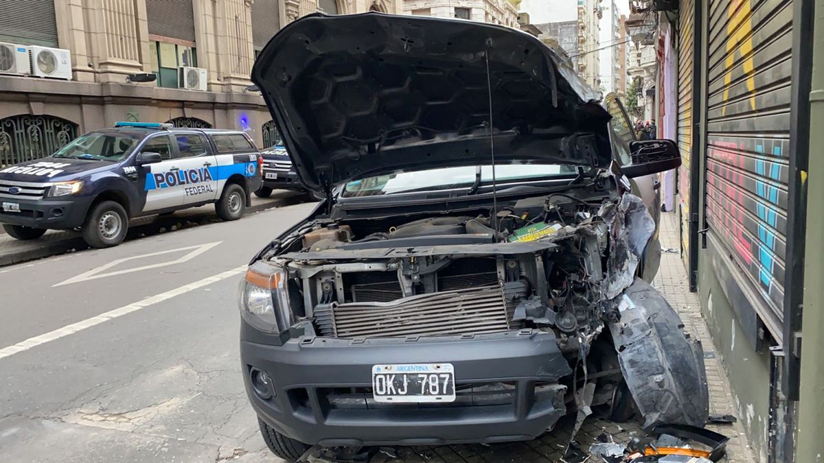 Violento choque entre un patrullero de la Federal y un auto en Rioja y ...