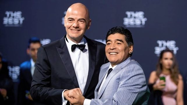 Gianni Infantino quiso venir a despedir a Diego Maradona pero no le dieron los tiempos.