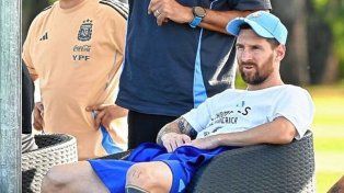 Messi mirando el partido del equipo de su amigo, Mascherano.