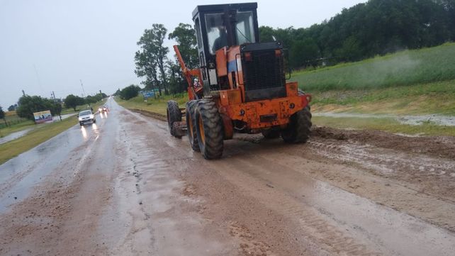 Vialidad Provincial realiza tareas de prevención en RP 11 en medio del temporal