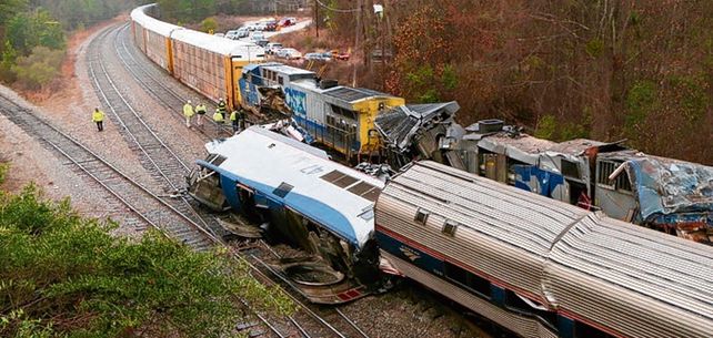 Tragedia. La locomotora del tren Amtrak y varios vagones descarrilaron.