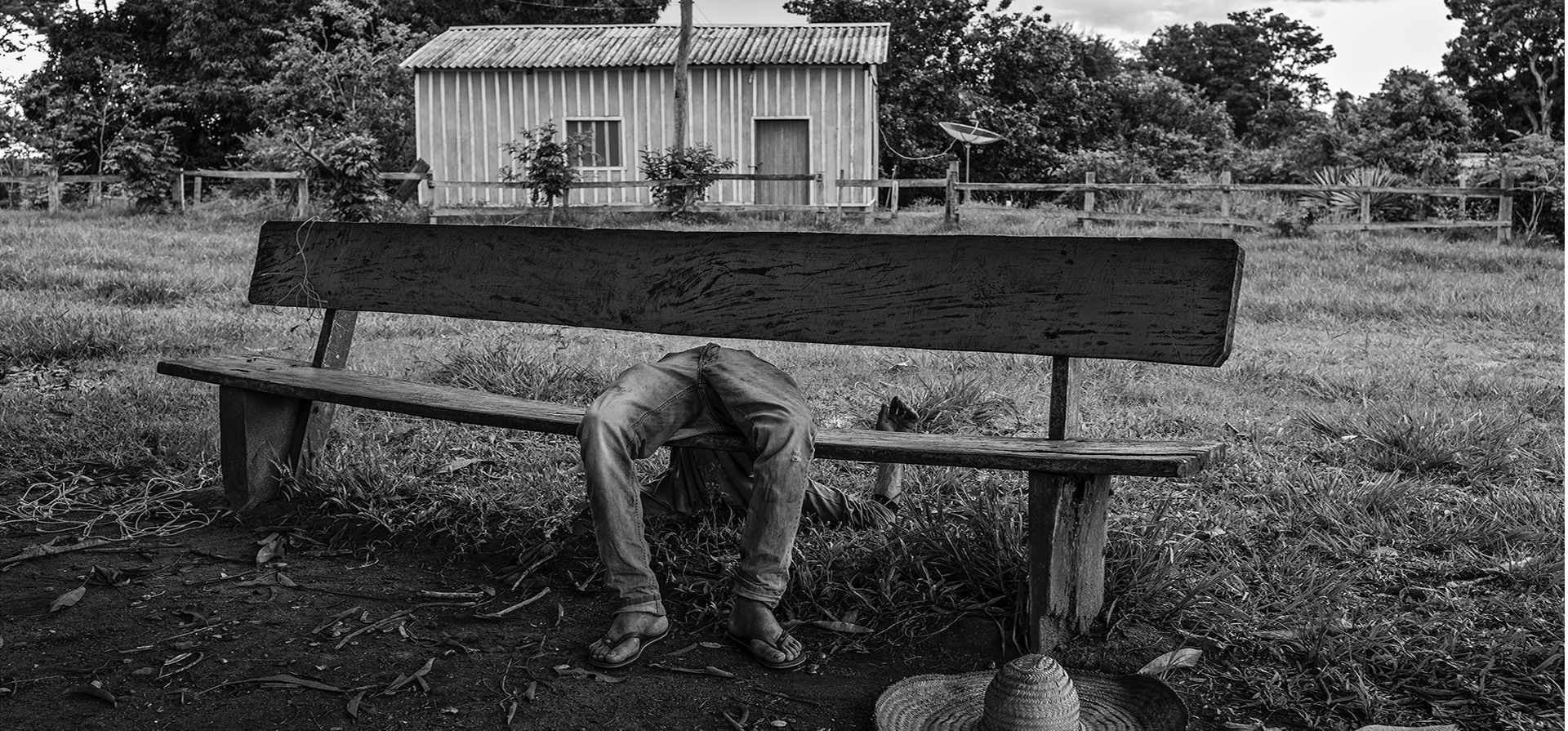 Imagen de una serie titulada Amazonian Dystopia, de Lalo de Almeida para Folha de Sao Paulo/Panos Pictures, que ganó el premio World Press Photo Long-Term Project, muestra a un miembro de la comunidad quilombola – an Comunidad afrobrasileña formada por brasileños negros, algunos de los cuales son descendientes de pueblos esclavizados del continente africano, yace inconsciente y borracho en un banco, en Pedras Negras, Sao Francisco do Guapore, Rondonia, Brasil, el 29 de enero de 2021. (Lalo de Almeida para Folha de Sao Paulo/Panos Pictures/World Press Photo vía AP)