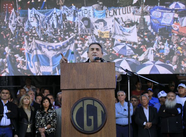 Palco y multitud. El pueblo trabajador no fuga capitales ni revolea bolsos con millones