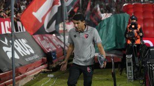 Mauricio Larriera fue el primer entrenador de Newells en 2025. Los malos resultados empujaron a su salida.