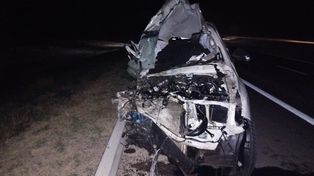 Estado en el que quedó la camioneta Toyota Hilux tras el trágico accidente en la ruta nacional 34. (Fotos: Asociación Bomberos Voluntarios de Angélica).