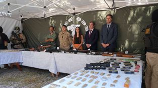 Hallan varias armas de alto poder de fuego enterradas en un predio de Roldán