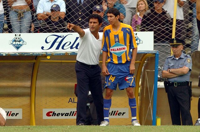 Astrada da indicaciones y Di María escucha. Con el Negro, Fideo jugó muchos partidos, pero ninguno de titular.