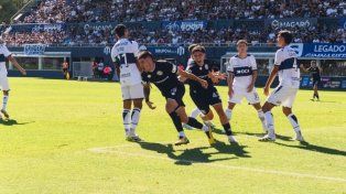 Independiente Rivadavia ganó sobre la hora y se subió a la punta