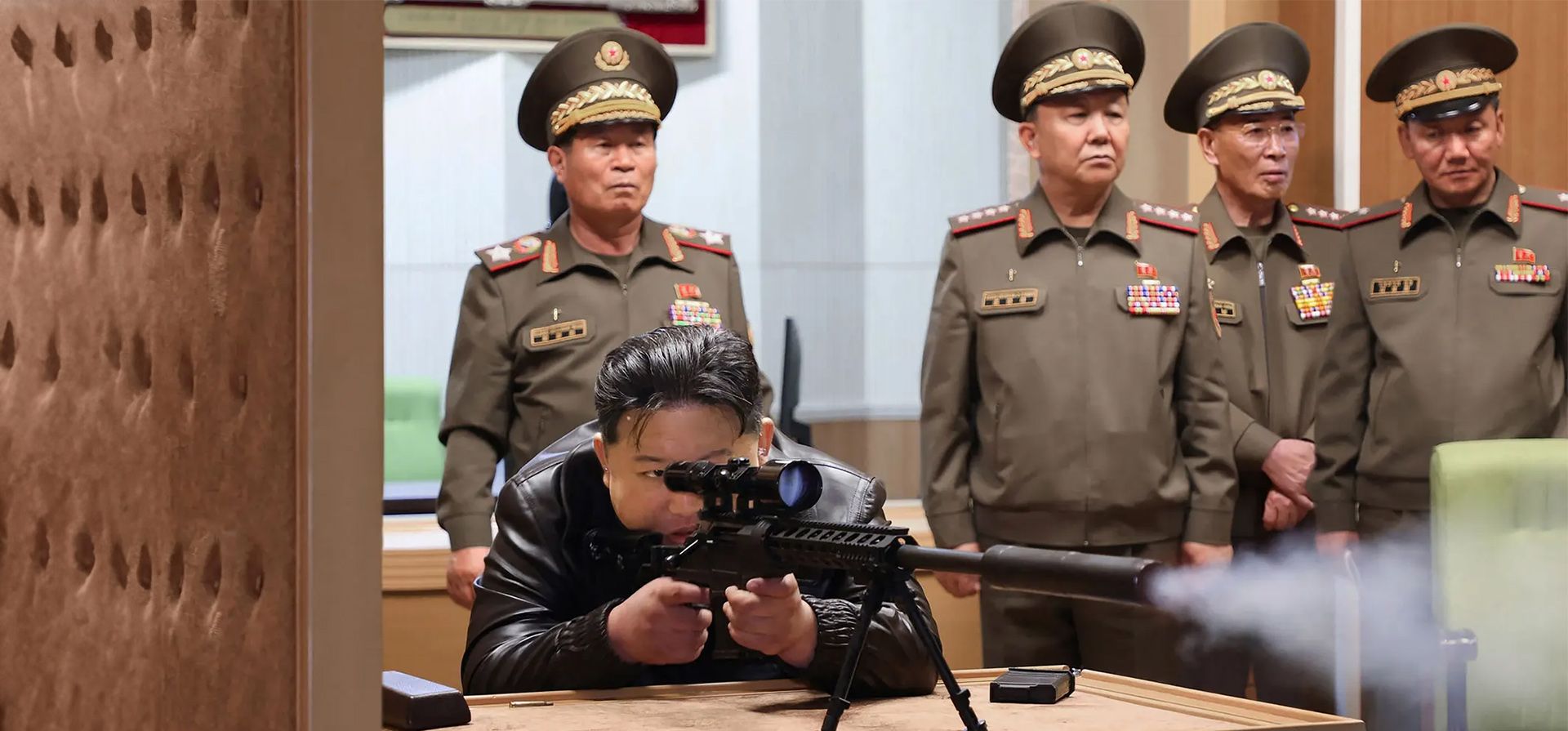 El líder del país, Kim Jong-un, prueba un rifle de francotirador durante una visita a una empresa industrial de defensa nacional en un lugar no revelado, Corea del Norte. Fotografía: KCNA vía KNS/AFP/Getty Image El líder del país, Kim Jong-un, prueba un rifle de francotirador durante una visita a una empresa industrial de defensa nacional en un lugar no revelado, Corea del Norte. Fotografía: KCNA vía KNS/AFP/Getty Image
