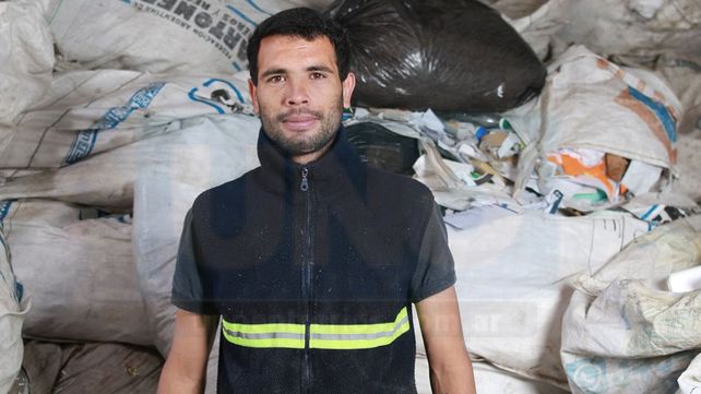Recicladores ganan el pan y el respeto caminando la ciudad