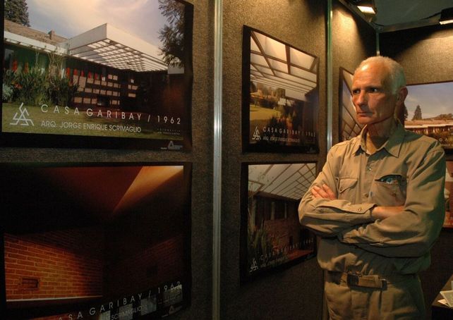 Para enmarcar. Jorge Scrimaglio junto a sus proyectos arquitectónicos.