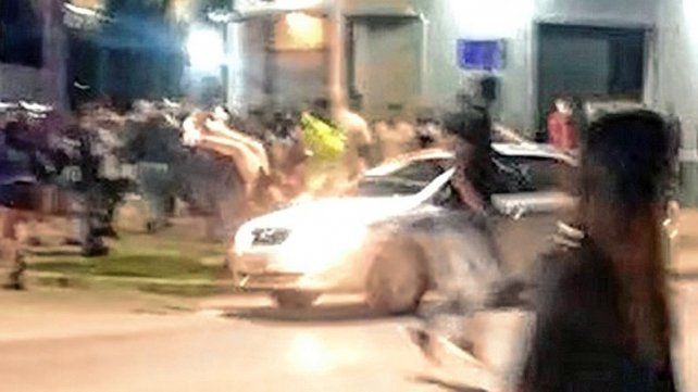 Impactantes imágenes del momento que atropellan a una joven a la salida de un boliche en Timbúes