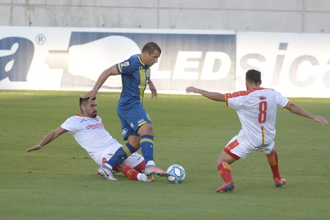 Emiliano Vecchio intenta el desequilibrio en la dura derrota que sufrió Central ante Boca Unidos, en 2021.