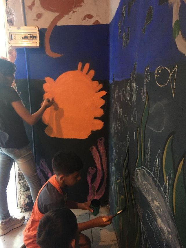 Flores para la República de la Sexta: un barrio que recupera color y bucea en su historia